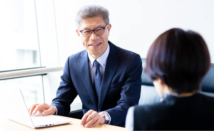 他の社労士のサポートを受けている方にセカンドオピニオンを説明する社労士の姿